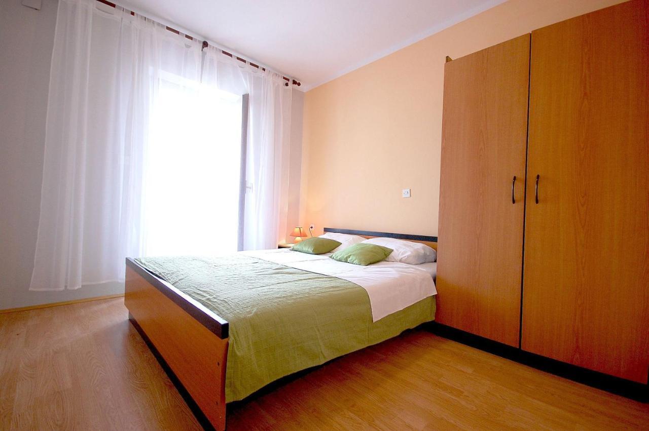 Apartment Ivan By El-Pi Tours Malinska Extérieur photo